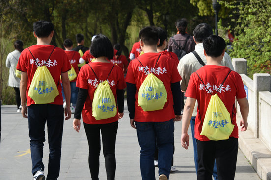 產業十周年徒步行隨手拍獲獎作品——《背影》